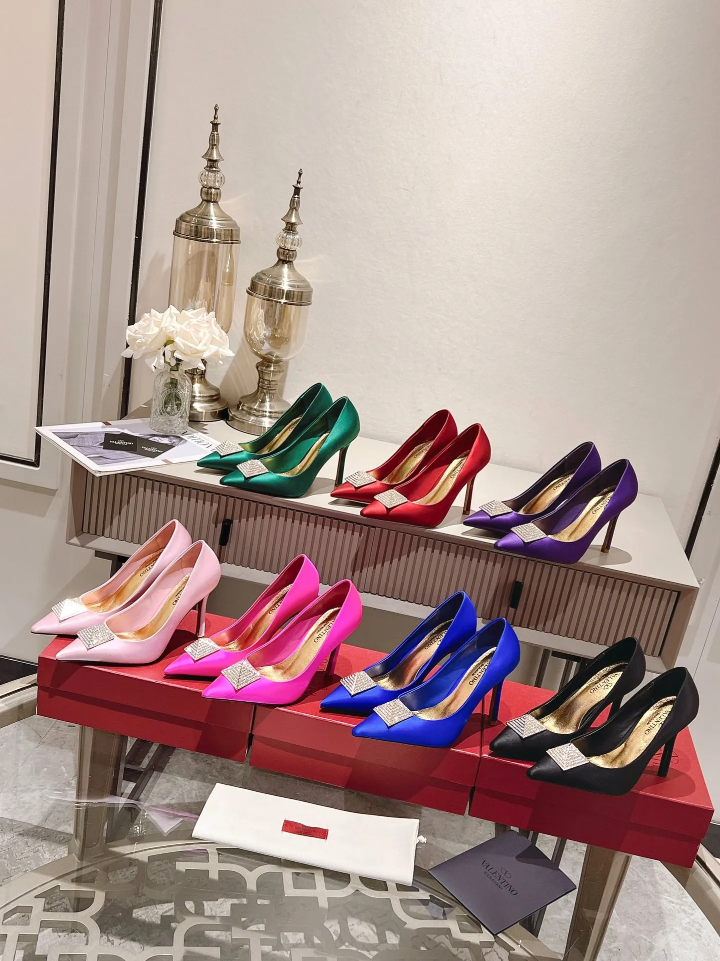 👟👟Ex-factory price 440👟👟 Genuine leather sole +40 Top version 𝑉𝐴𝐿𝐸𝑁𝑇𝐼𝑁𝑂 Valentino spring and summer new women's shoes 7⃣️ colors The unique [pyramid] large rivet hardware [hand-set with diamonds] brings out a full sense of high-end, and the new season will live up to expectations! Worth buying ★Imported silk is absolutely high-grade ❥Original method, absolutely sensual ❥Elegant style, creating a different feeling, simple and elegant style!  Code number: 35-41 (34-42 customized) Fabric: Imported high-gloss silk fabric Lining: Sheepskin lining Heel height: 10cm Leather outsole Rubber outsole